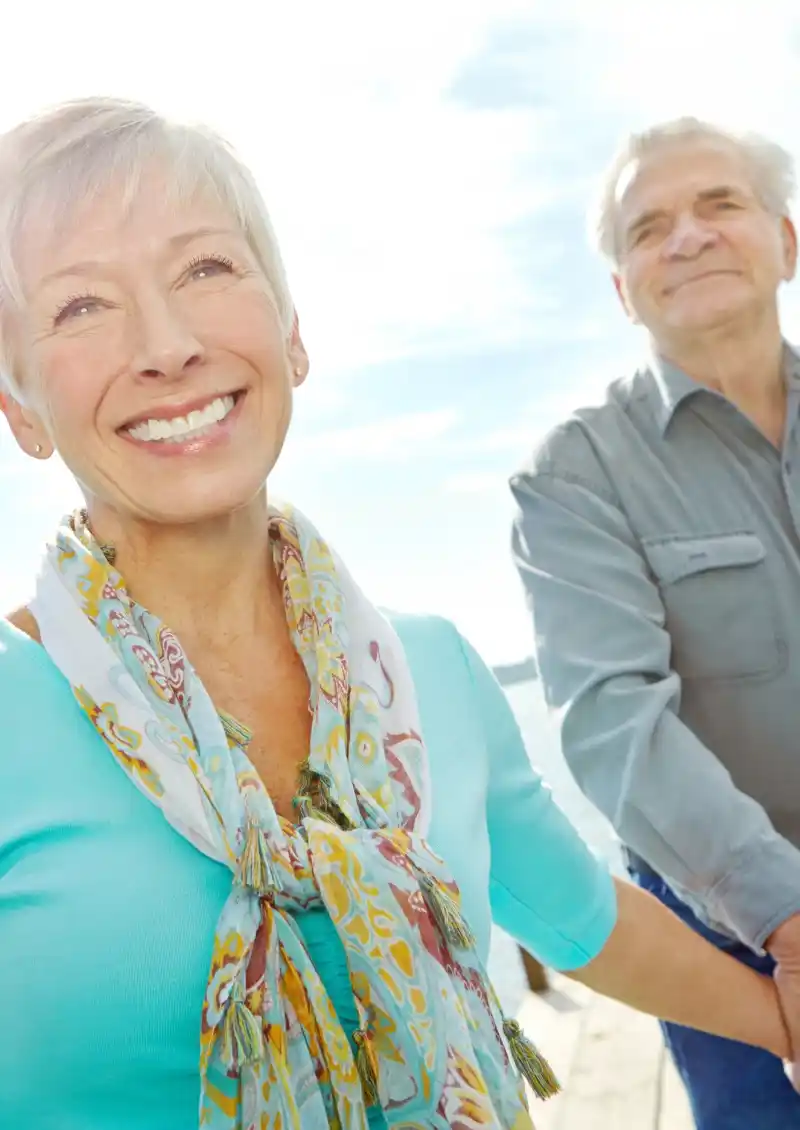 Couple de retraites comfortables se tenant par la main