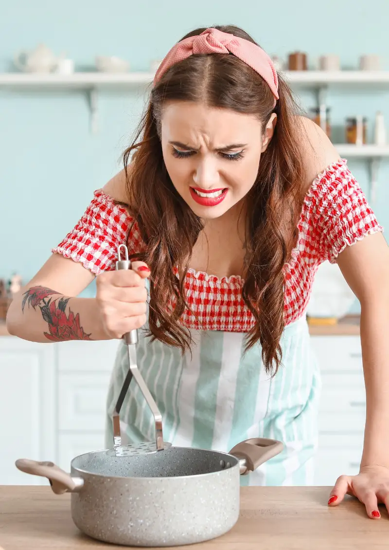 Femme au foyer en colere dans la cuisine