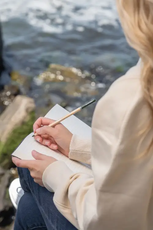 Femme ecrivant dans son journal intime