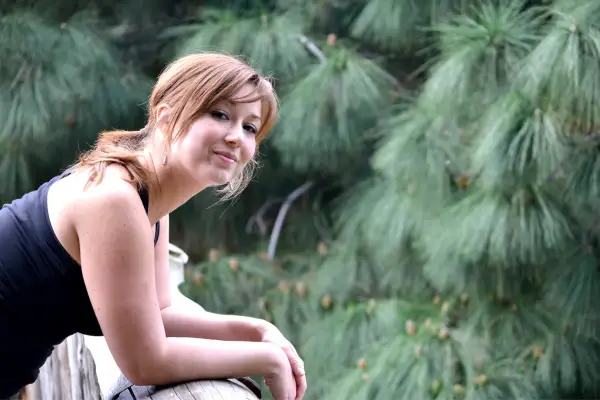 Femme sur un pont comtemplant la nature