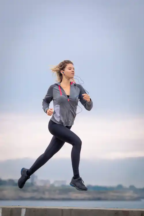 Fille athletique courant et flottant dans les airs