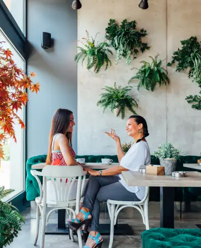 Deux femmes qui discutent ensemble