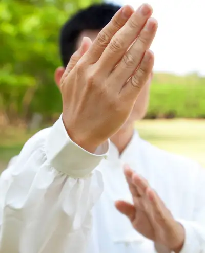 Homme qui pratique le tai chi